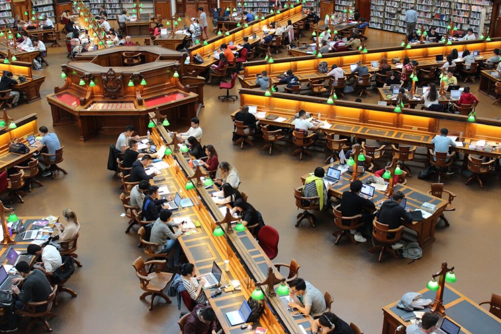 Estudiantes en una librería universitaria