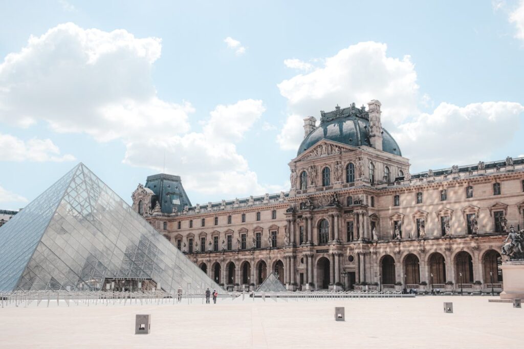 Piramide el museo de Louvre en la plaza del museo, Paris, Francia